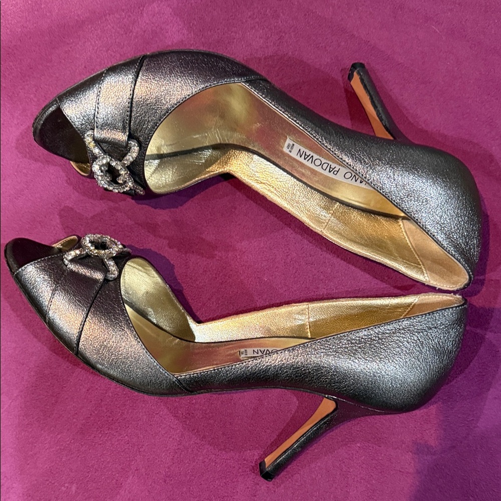 Stunning Luciano Padovan Silver metallic peep toe evening pumps Size 7.5